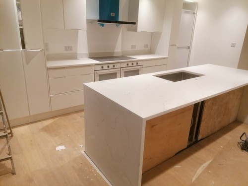Carrara white quartz kitchen - white,